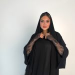 عباية سوداء فاخرة بقصة واسعة وانسيابية
