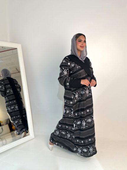 عباية سوداء من قماش اللينن الصيفي بتطريز يدوي فاخر