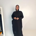 عباية سوداء بنقش بارز ومخرم