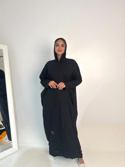 عباية سوداء بنقش بارز ومخرم