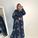 عباية كحلية بنقوش هندسية