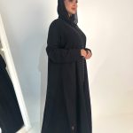 عباية سوداء من الكريب المكسر بتصميم أنيق