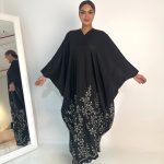 عباية سوداء من قماش اللينن الصيفي بتطريز مذهب